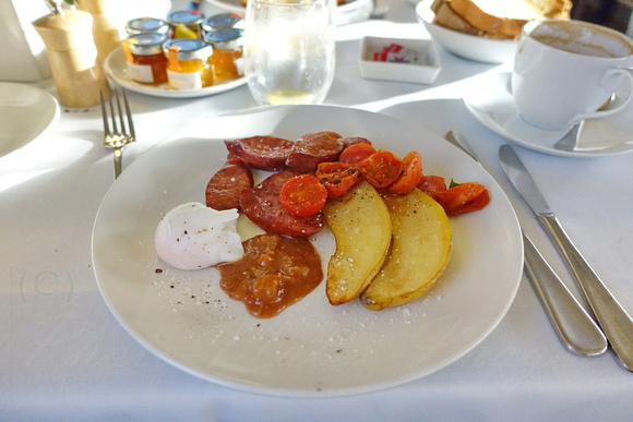 Breakfast and then to Sydney