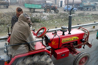 Snapshots from the bus window - Delhi to Agra